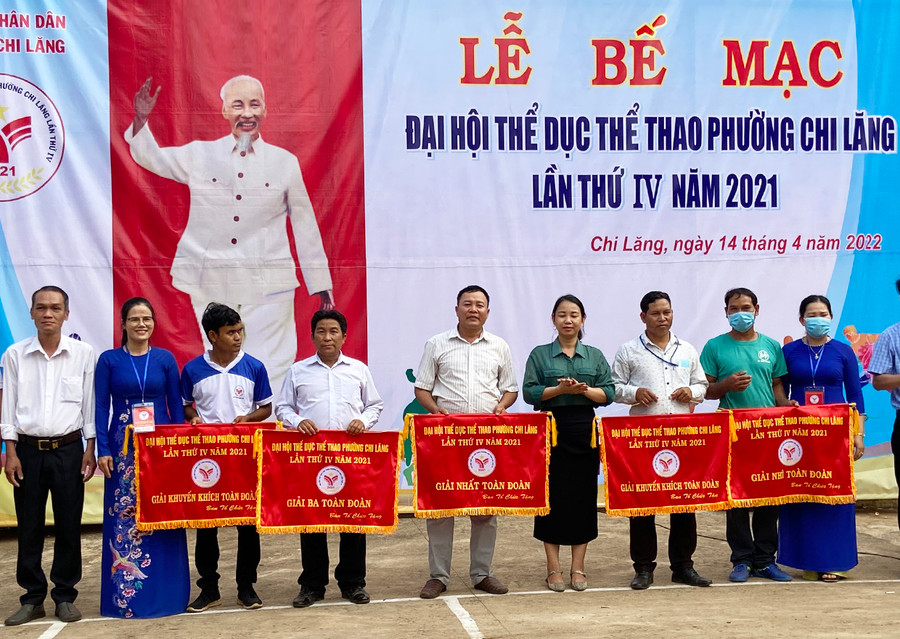  Các vận động viên tham gia thi đấu bộ môn đẩy gậy. Ảnh: Lê Đại