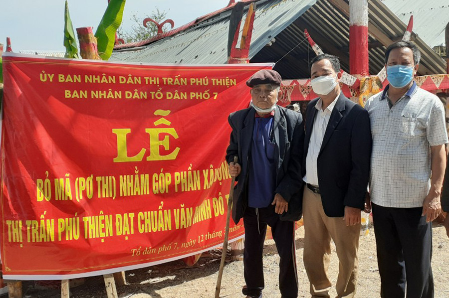  Già làng Hiao Plin (bìa trái) tham dự lễ bỏ mả của dân làng. Ảnh: Vũ Chi