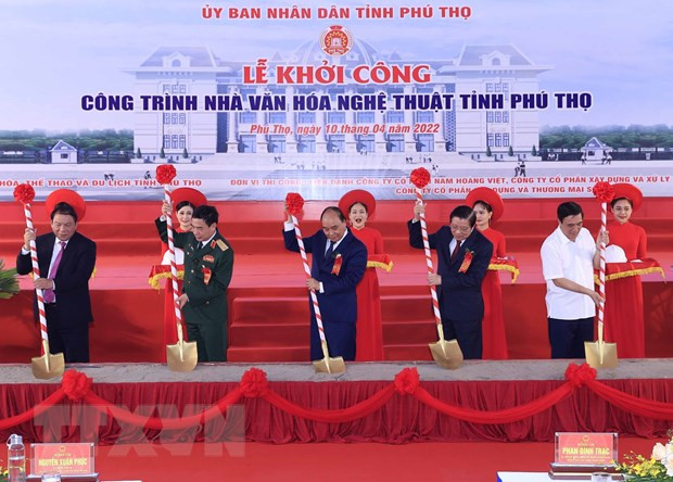 Chủ tịch nước Nguyễn Xuân Phúc cùng các đại biểu khởi công Nhà Văn hoá nghệ thuật tỉnh Phú Thọ. (Ảnh: Thống Nhất/TTXVN) Chủ tịch nước Nguyễn Xuân Phúc cùng các đại biểu khởi công Nhà Văn hoá nghệ thuật tỉnh Phú Thọ. (Ảnh: Thống Nhất/TTXVN)