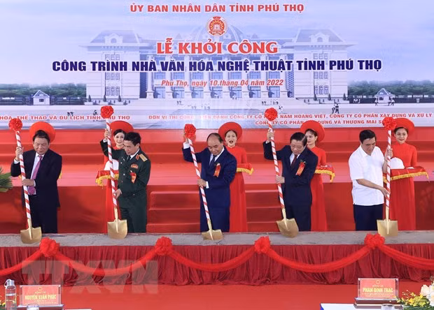  Chủ tịch nước Nguyễn Xuân Phúc cùng các đại biểu khởi công Nhà Văn hoá nghệ thuật tỉnh Phú Thọ. (Ảnh: Thống Nhất/TTXVN)