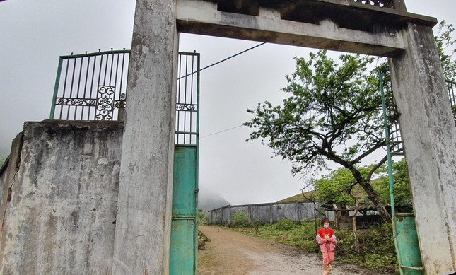 Khu nhà của Vàng A Khua xây tường cao 3m