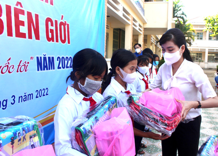 Chị Hồ Hồng Nguyên-Bí thư Tỉnh Đoàn Đồng Nai tặng quà cho học sinh khó khăn Trường THCS Lý Thường Kiệt (TP. Pleiku). Ảnh Phan Lài Chị Hồ Hồng Nguyên-Bí thư Tỉnh Đoàn Đồng Nai tặng quà cho học sinh khó khăn Trường THCS Lý Thường Kiệt (TP. Pleiku). Ảnh Phan Lài