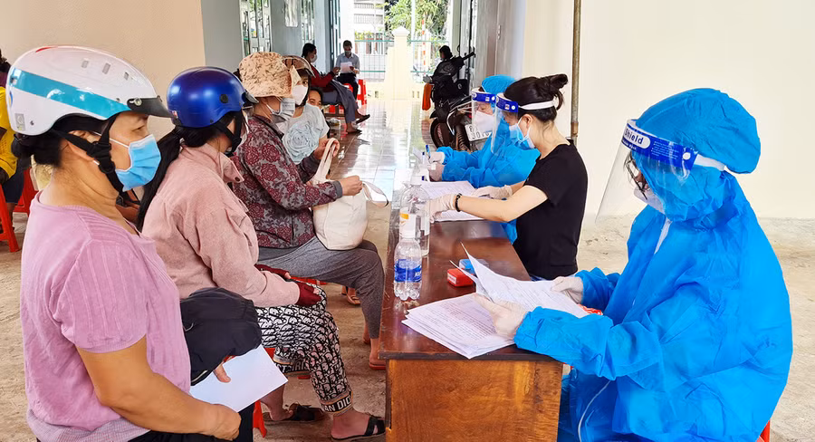 Người dân khai báo thông tin y tế trước khi tiêm vắc xin phòng Covid-19 tại điểm tiêm UBND phường Yên Đổ (TP. Pleiku). Ảnh: Bá Bính