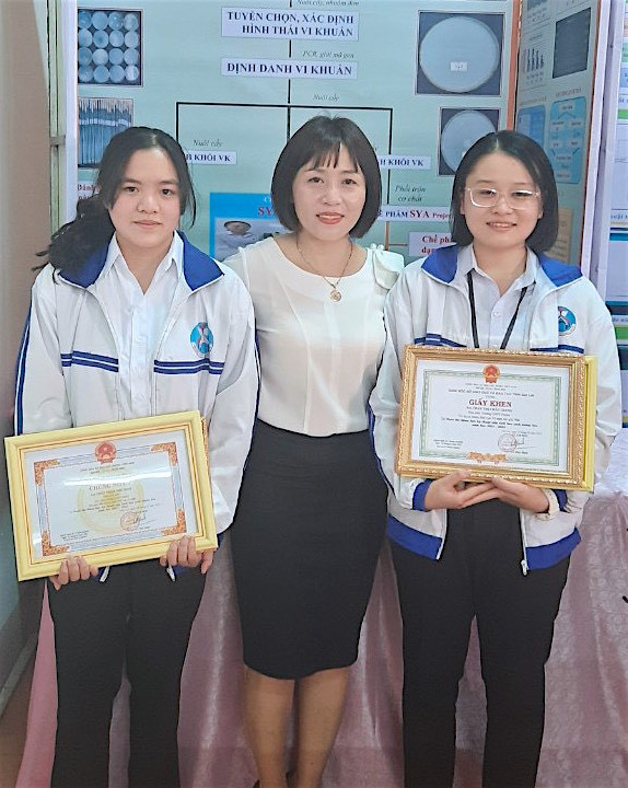 Cô Lê Thị Thanh Xuân chung vui cùng 2 học trò khi dự án đạt giải nhì tại Cuộc thi Khoa học kỹ thuật cấp tỉnh học sinh trung học năm học 2021-2022. Ảnh: Hồng Thi