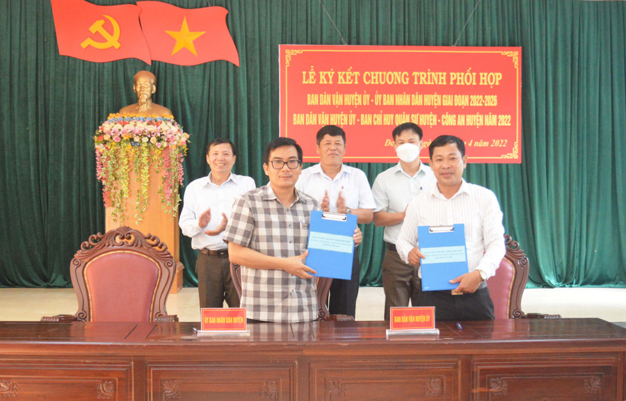 Ban Dân vận Huyện ủy ký kết với UBND huyện về công tác dân vận chính quyền giai đoạn 2022-2026. Ảnh: Anh Huy