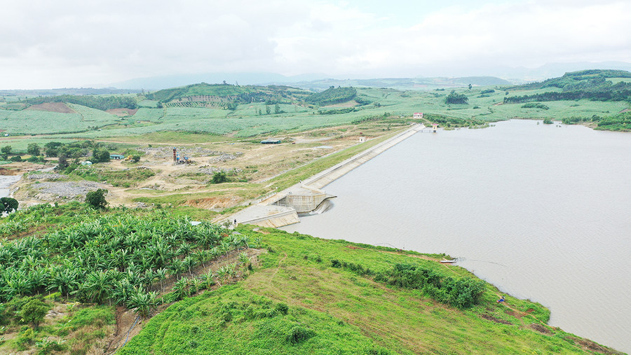 Việc khai thác công trình thủy lợi hồ chứa nước Tầu Dầu 2 sẽ góp phần giúp huyện Đak Pơ xây dựng các vùng chuyên canh rau theo hướng bền vững gắn với quảng bá, tiêu thụ sản phẩm. Ảnh: Quang Tấn Công trình thủy lợi hồ chứa nước Tầu Dầu 2 sẽ góp phần thúc đẩy phát triển kinh tế-xã hội huyện Đak Pơ. Ảnh: Quang Tấn