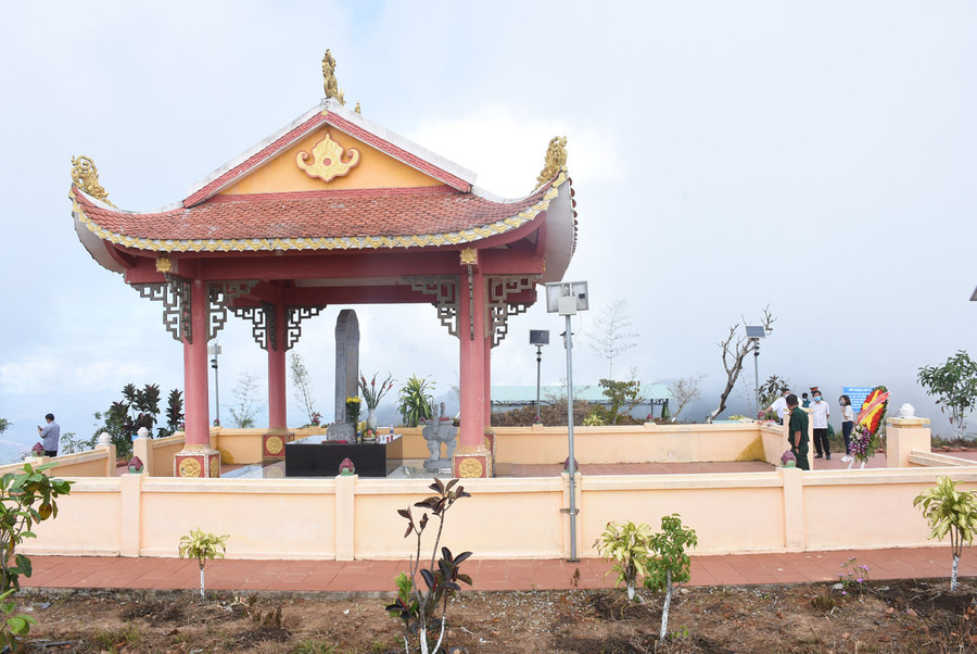 Nhà bia tưởng niệm anh hùng liệt sĩ trên điểm cao 1015. Ảnh: PN