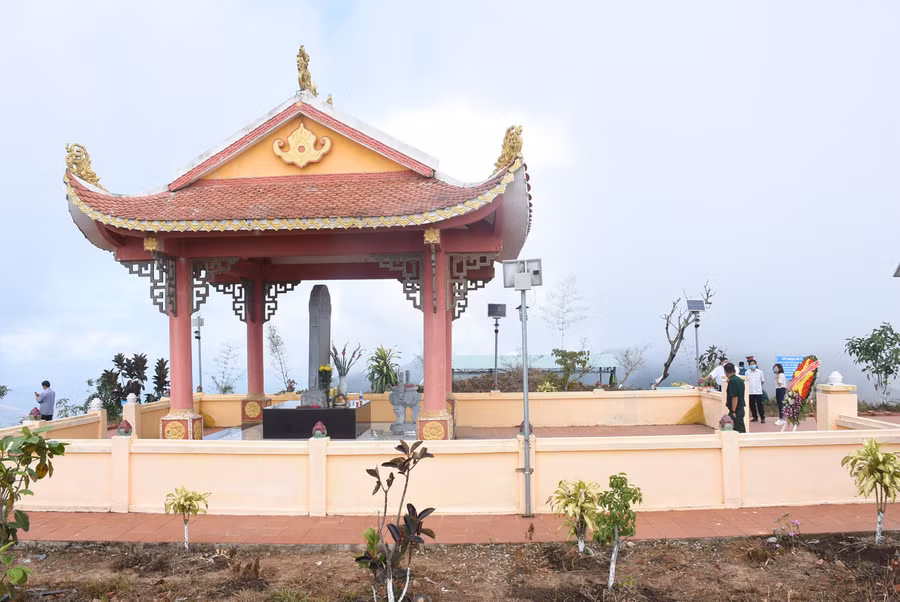 Nhà bia tưởng niệm anh hùng liệt sĩ trên điểm cao 1015. Ảnh: PN