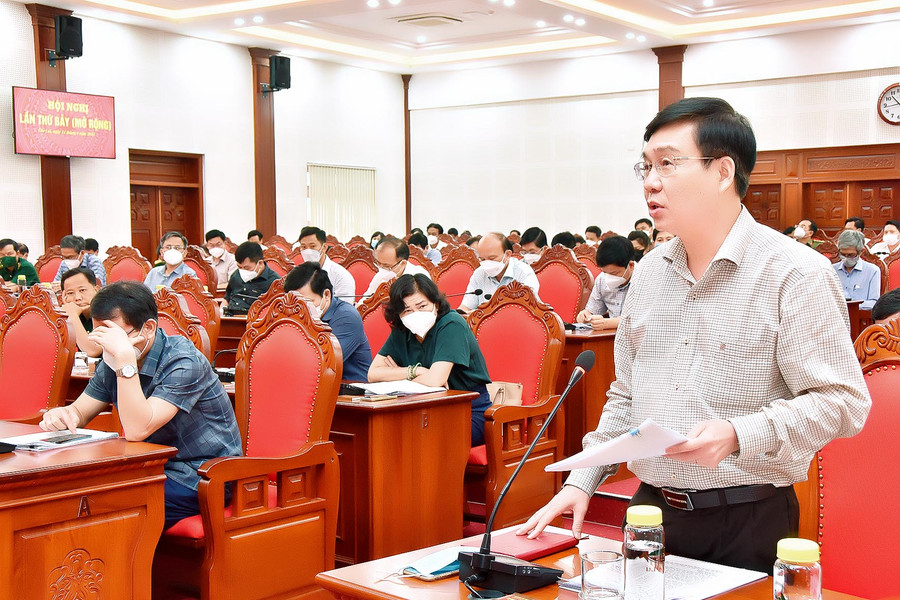 Trưởng ban Tổ chức Tỉnh ủy Huỳnh Quang Thái thông tin về một số kết quả trong công tác tổ chức, xây dựng Đảng quý I-2022. Ảnh: Đức Thụy  Trưởng ban Tổ chức Tỉnh ủy Huỳnh Quang Thái thông tin về một số kết quả trong công tác tổ chức, xây dựng Đảng quý I-2022. Ảnh: Đức Thụy
