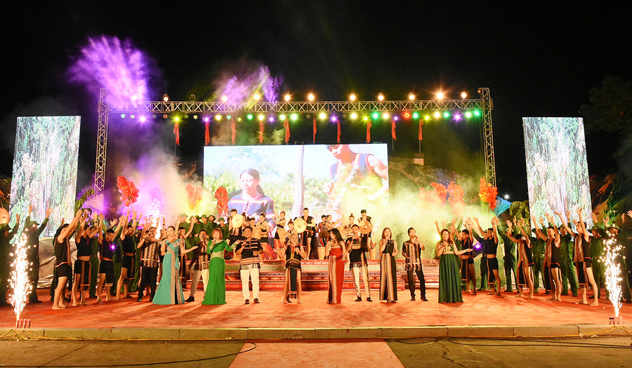 Chương trình nghệ thuật chào mừng lễ kỷ niệm. Ảnh: Nguyễn Tú