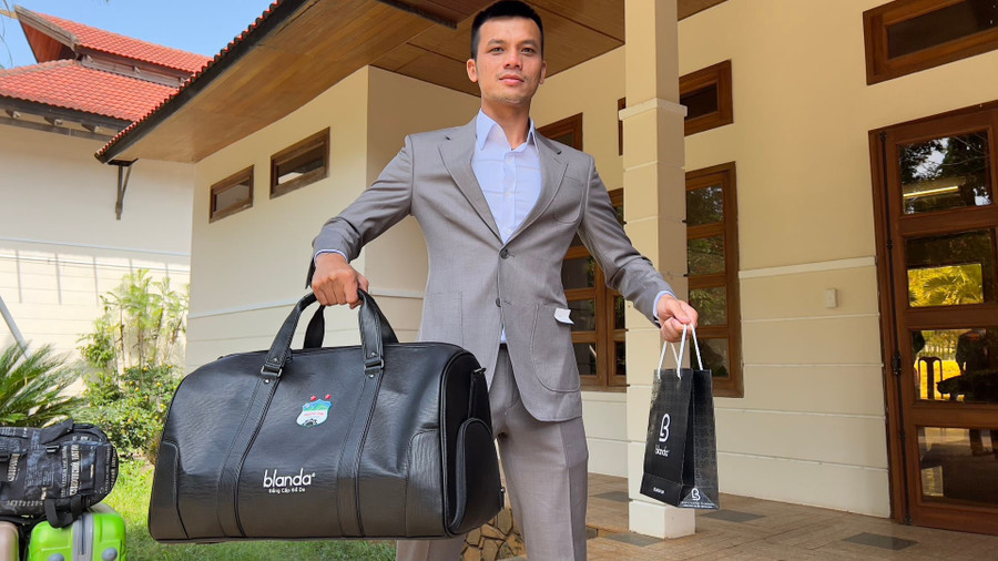  Trung vệ Hữu Tuấn bảnh bao trong bộ cánh mới. Ảnh: HAGL FC