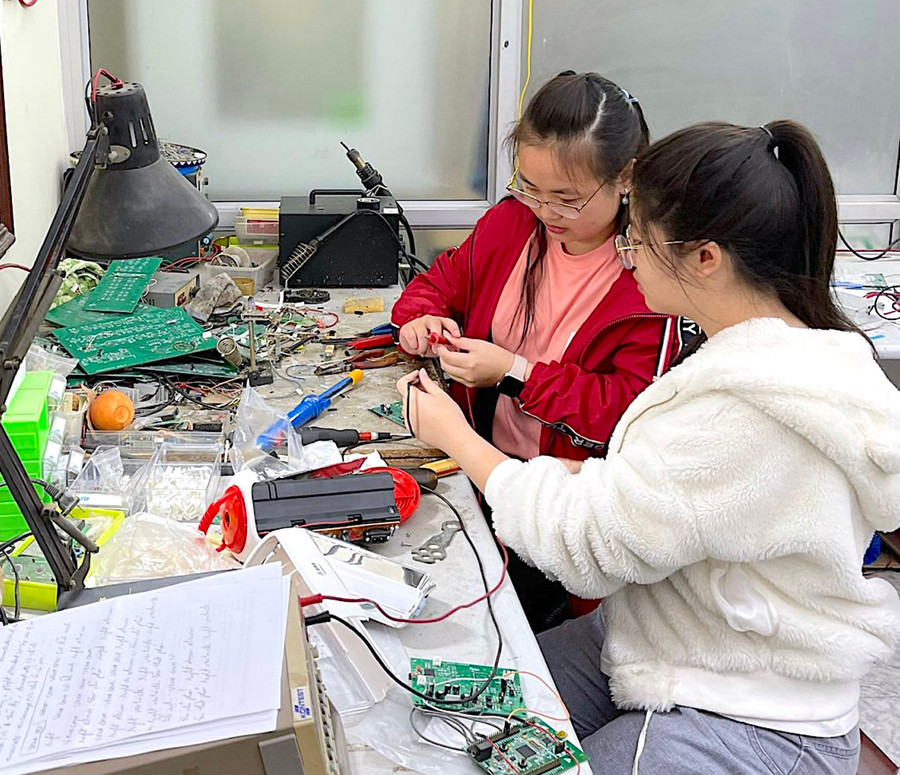 Nữ sinh Đặng Lê Gia Hân (áo đỏ) và Trịnh Mỹ Anh (Trường THPT chuyên Hùng Vương) trong một buổi thực nghiệm dự án tại Viện Hàn lâm Khoa học và Công nghệ Việt Nam. Ảnh: Mai Ngọc Linh