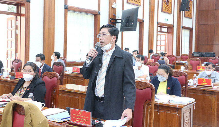 Đại biểu Nguyễn Hữu Tuyến tham gia thảo luận tại kỳ họp. Ảnh: Quang Tấn