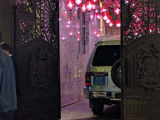 Lúc 19 giờ 30 nhiều xe biển xanh vào khu vực tòa nhà Tân Hoàng Minh