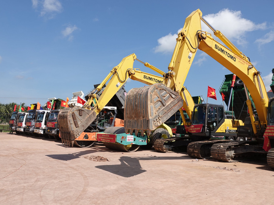 Khởi công xây dựng tuyến đường kết nối đường ven biển. Ảnh: Hoàng Trọng Khởi công xây dựng tuyến đường kết nối đường ven biển. Ảnh: Hoàng Trọng