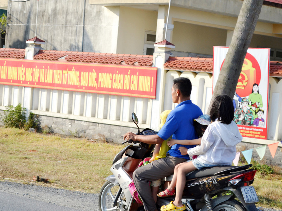 Nhiều phụ huynh không đội MBH cho mình và con cái dù chúng đã đủ 6 tuổi. Ảnh: S.C