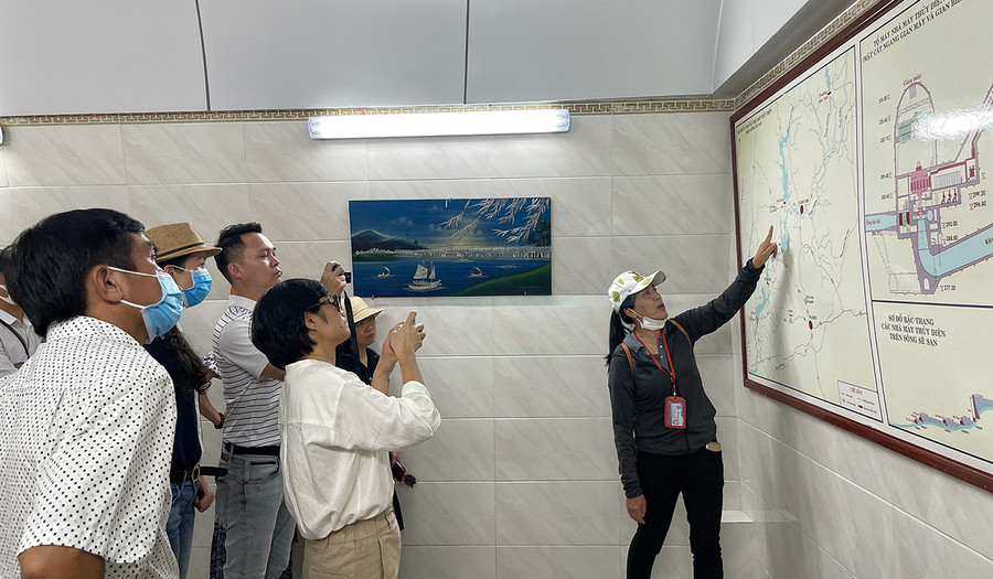  Hướng dẫn viên du lịch giới thiệu với đoàn khảo sát về thủy điện Ia Ly. Ảnh: Hoàng Ngọc
