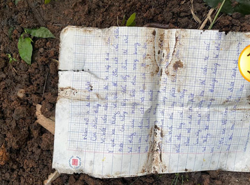 Bức thư của một người mẹ gửi cho thai nhi an táng tại Trang viên Hoa Hướng Dương Bức thư của một người mẹ gửi cho thai nhi an táng tại Trang viên Hoa Hướng Dương