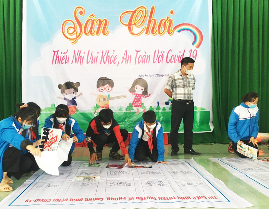 Các em thi ghép tranh với chủ đề phòng-chống Covid-19. Ảnh: Hà Đức Thành Các em thi ghép tranh với chủ đề phòng chống Covid-19. Ảnh: Hà Đức Thành