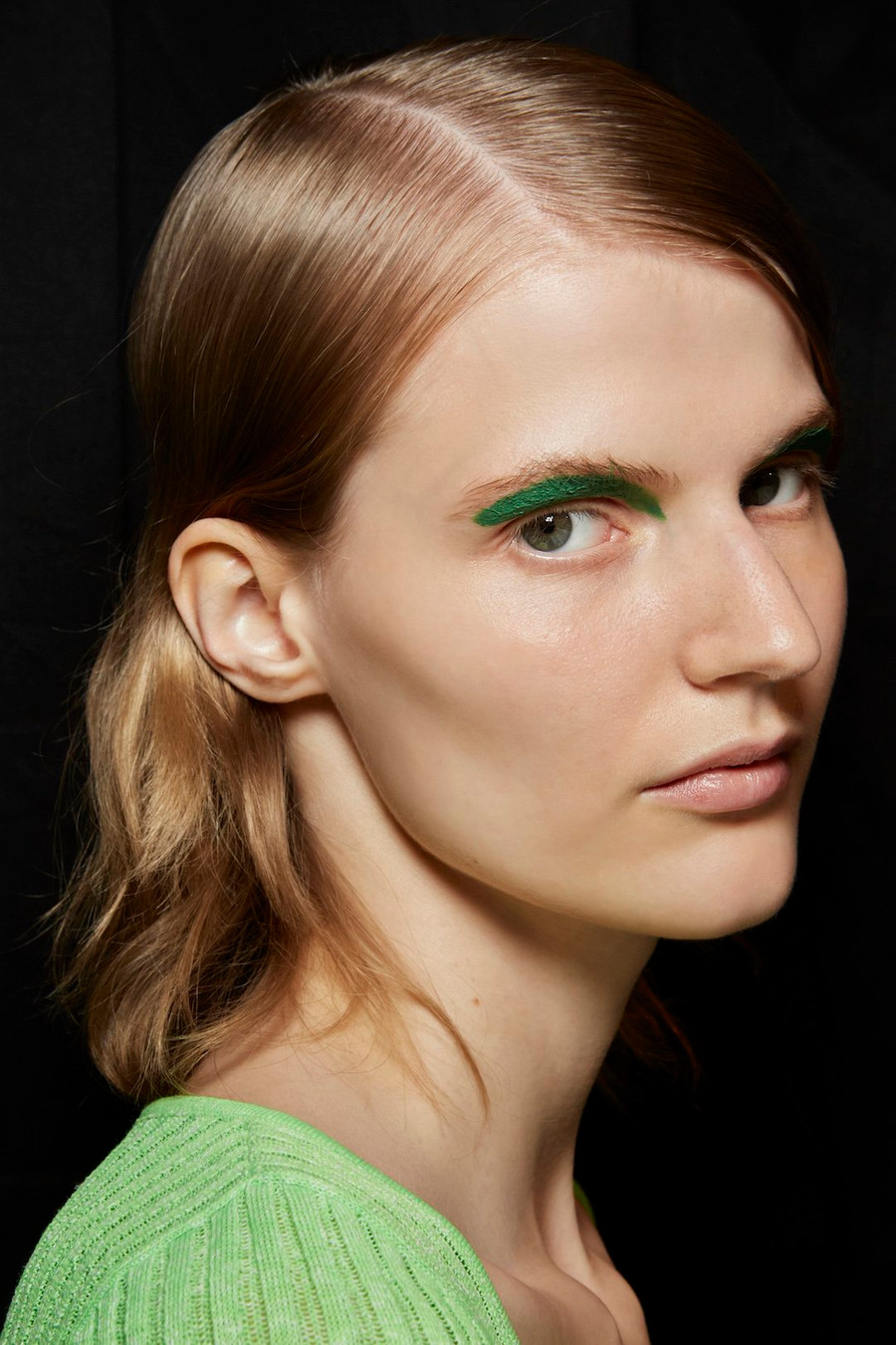 Không chỉ bó buộc mãi trong một màu đen truyền thống, kẻ eyeliner có thêm rất nhiều màu sặc sỡ khác để giúp bạn trở nên nổi bật như: Xanh lá, xanh dương, cam...