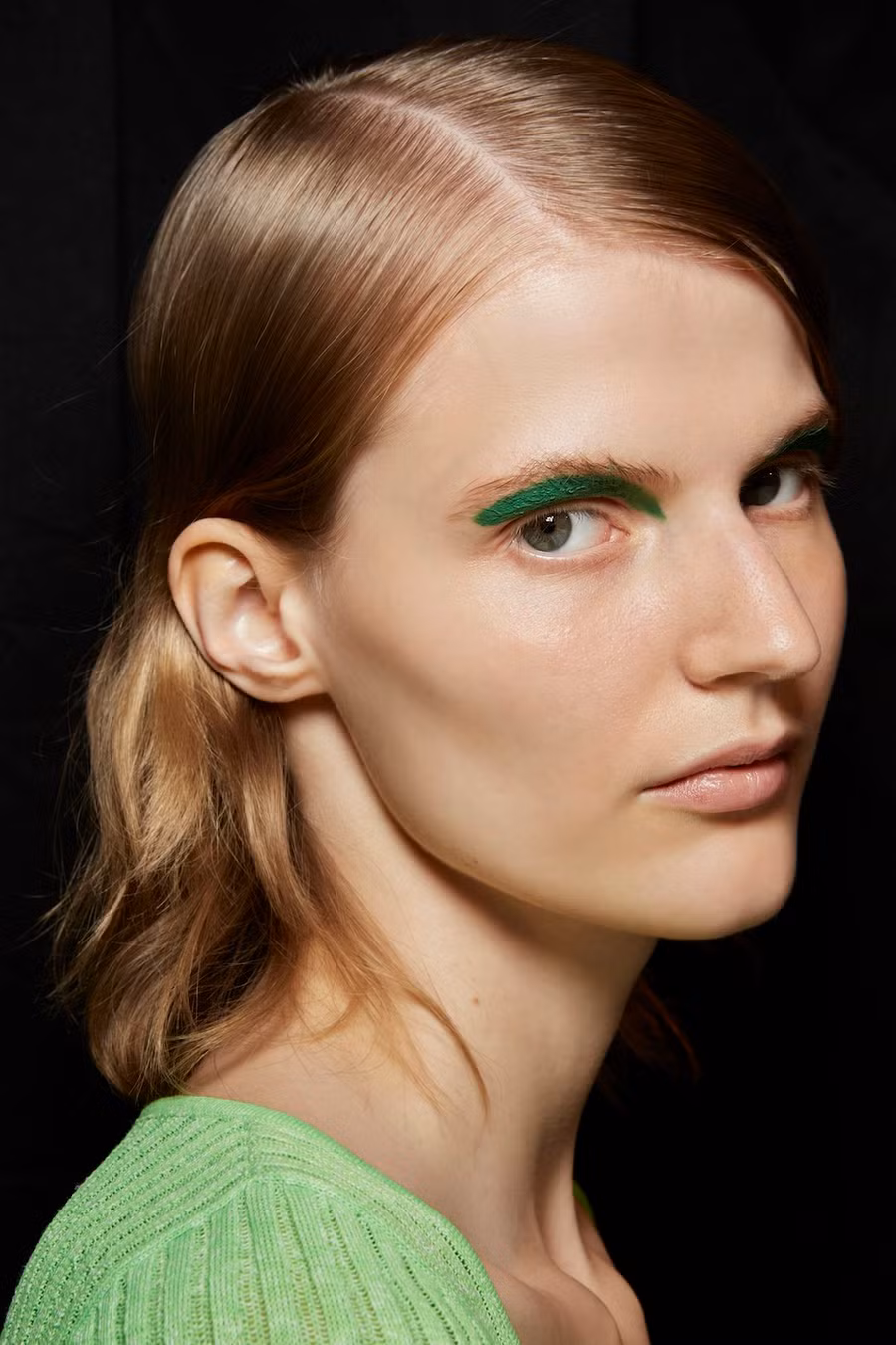 Không chỉ bó buộc mãi trong một màu đen truyền thống, kẻ eyeliner có thêm rất nhiều màu sặc sỡ khác để giúp bạn trở nên nổi bật như: Xanh lá, xanh dương, cam...