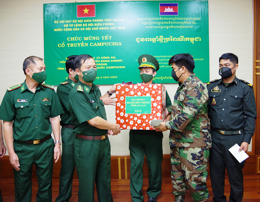 Đại tá Trần Tiến Hải-Chỉ huy trưởng Bộ Chỉ huy Bộ đội Biên phòng tỉnh Gia Lai (thứ 2 từ trái sang) tặng quà lực lượng bảo vệ biên giới Campuchia. Ảnh: Vĩnh Hoàng Đại tá Trần Tiến Hải tặng quà và chúc mừng lực lượng bảo vệ biên giới Campuchia nhân Tết Chol Chnăm Thmây. Ảnh: Vĩnh Hoàng