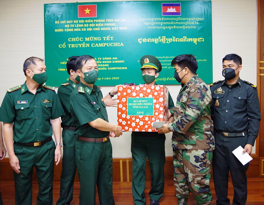 Đại tá Trần Tiến Hải tặng quà và chúc mừng lực lượng bảo vệ biên giới Campuchia nhân Tết Chol Chnăm Thmây. Ảnh: Vĩnh Hoàng 
