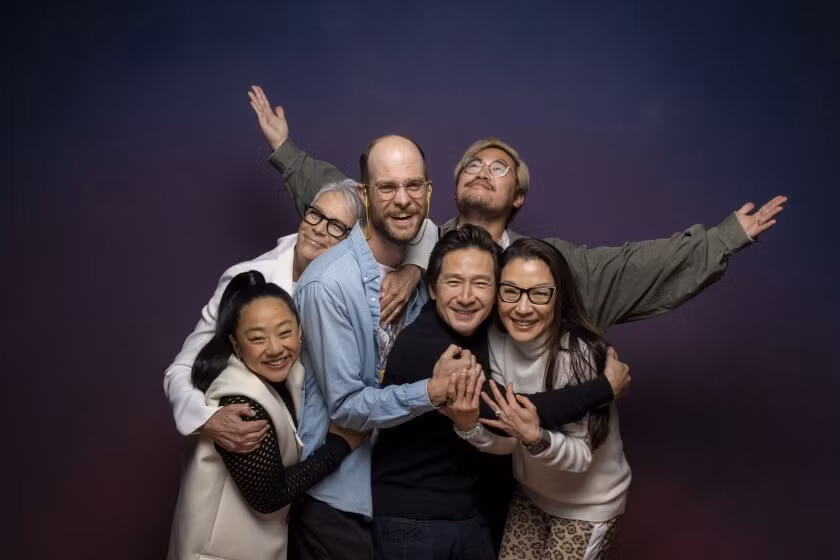 Quan Kế Huy (áo đen) cùng dàn diễn viên Everything Everywhere All at Once. Ảnh: LA TIMES