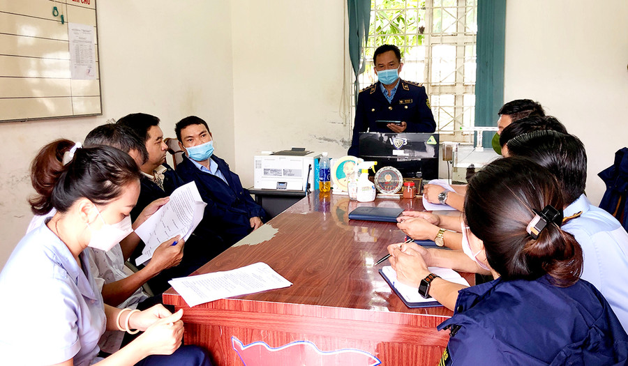  Hội đồng tiêu hủy tang vật, phương tiện vi phạm hành chính bị tịch thu của tỉnh tiến hành họp thống nhất phương án, hình thức tiêu hủy sản phẩm hàng hóa vi phạm. Ảnh: Lê Hòa