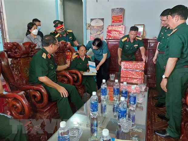 Đoàn công tác của Bộ Quốc phòng thăm, tặng quà cho hộ gia đình bà Y Buông, Anh hùng lực lượng vũ trang nhân (trú thị trấn Đăk Tô, huyện Đăk Tô). Ảnh: Khoa Chương/TTXVN