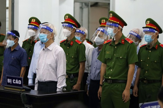  Các bị cáo tại phiên tòa sáng nay 4-4