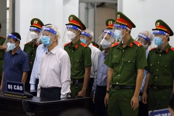  Các bị cáo tại phiên tòa sáng nay 4-4