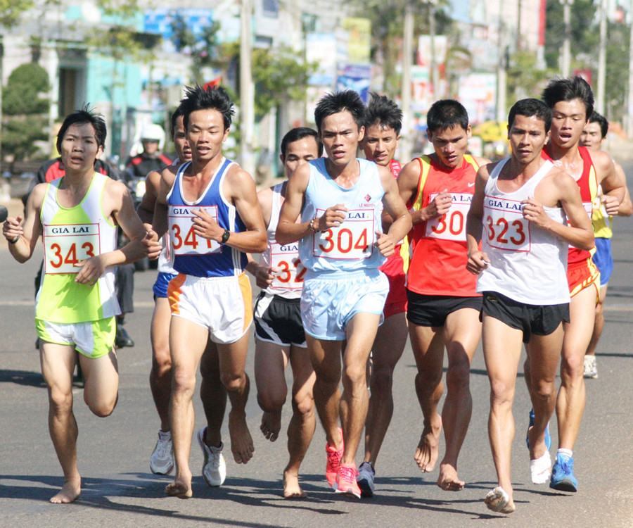  Nguyễn Văn Long (số đeo 304) từng trưởng thành từ các đường chạy ở Phố núi Pleiku. Ảnh: Văn Ngọc