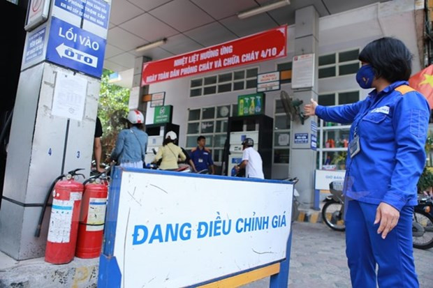 Một cửa hàng của Petrolimex chuẩn bị niêm yết giá mới. (Ảnh: PV/Vietnam+)  Một cửa hàng của Petrolimex chuẩn bị niêm yết giá mới. (Ảnh: PV/Vietnam+)
