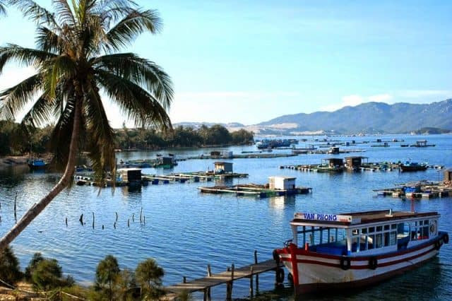 Nghỉ lễ lễ 30/4 – 1/5 chơi đâu: Khung cảnh bình yên trên bãi Sơn Đừng. Ảnh: vntrip