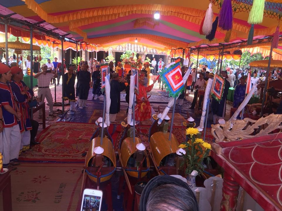 Người dân và du khách đến dự “Lễ khao lề thế lính Hoàng Sa” hàng năm rất đông đảo.