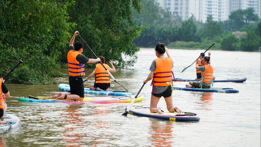  Bạn trẻ có thể tham gia các hoạt động dưới nước như chèo SUP. Ảnh: Lê Nam