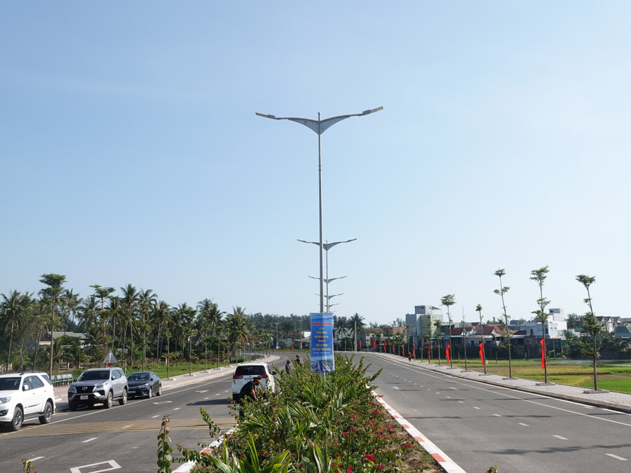 Đường ven biển, đoạn từ cầu Lại Giang đến cầu Thiện Chánh. Ảnh: Hoàng Trọng Đường ven biển, đoạn từ cầu Lại Giang đến cầu Thiện Chánh. Ảnh: Hoàng Trọng
