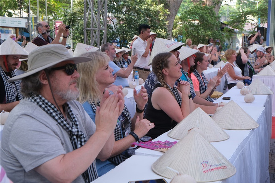 Ngày 8.4, tại Bảo tàng Lịch sử Việt Nam (Quận 1), Sở Du lịch TPHCM tổ chức lễ đón đoàn khách du lịch quốc tế lớn từ thị trường Hoa Kỳ. Ảnh: Phương Ngân