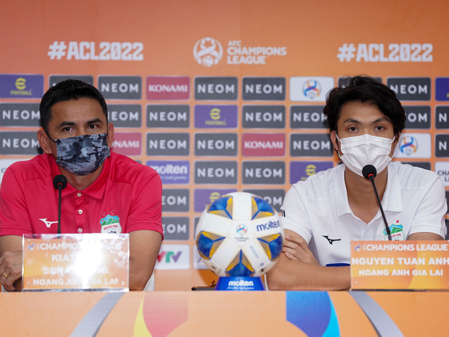 Tuấn Anh và HLV Kiatisak trong buổi họp báo. Ảnh: Độc Lập