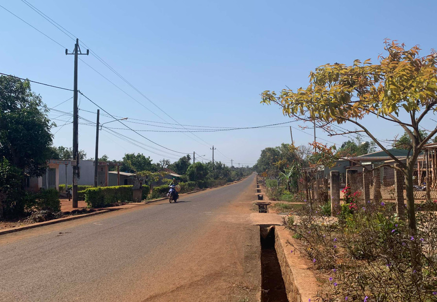 Các tuyến đường ở làng O Ngol (xã Ia Vê, huyện Chư Prông) đều sạch đẹp kể từ khi xây dựng làng nông thôn mới. Ảnh: H.T
