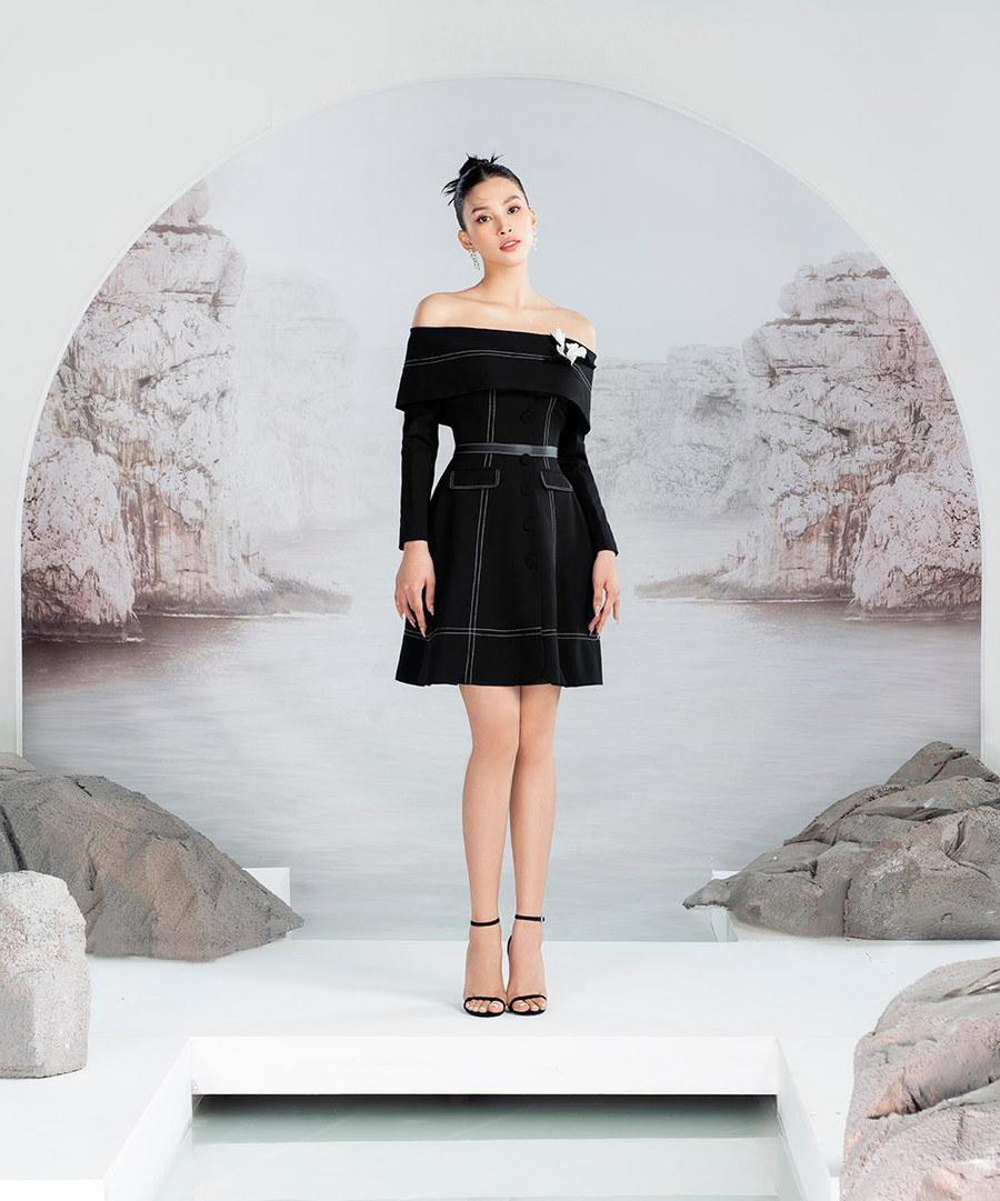 Tiết chế những đường cut-out táo bạo, Tiểu Vy chỉ cần khoe nét quyến rũ của mình qua chi tiết trễ vai tinh tế.