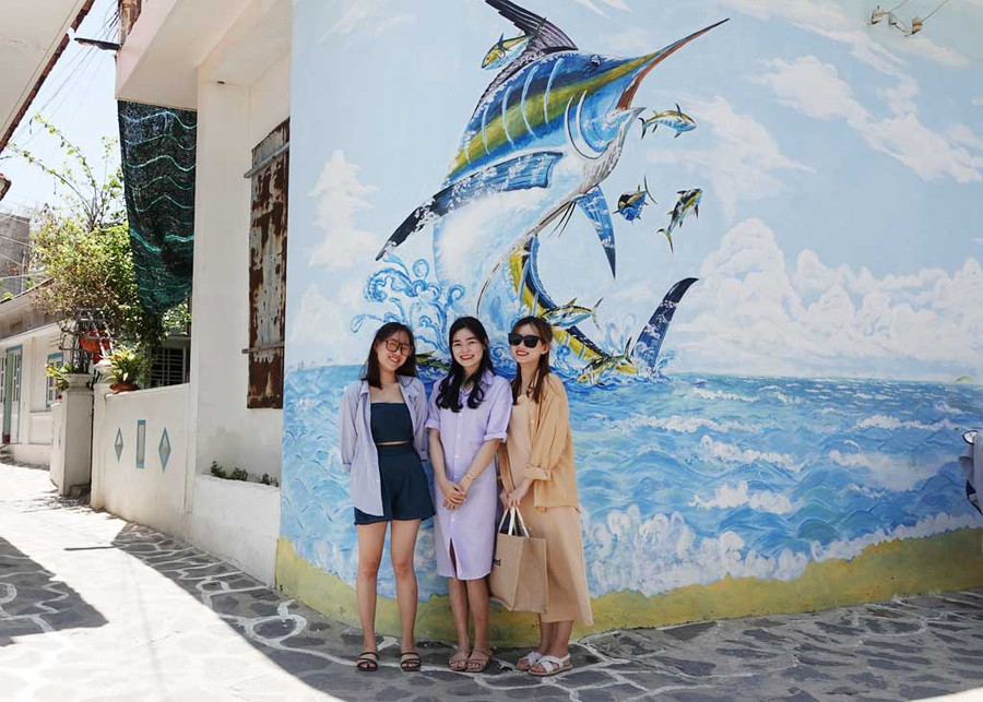 Kiến trúc và những con đường nhỏ xanh mát ở làng chài Nhơn Lý thu hút du khách. Ảnh: Hoàng Trọng