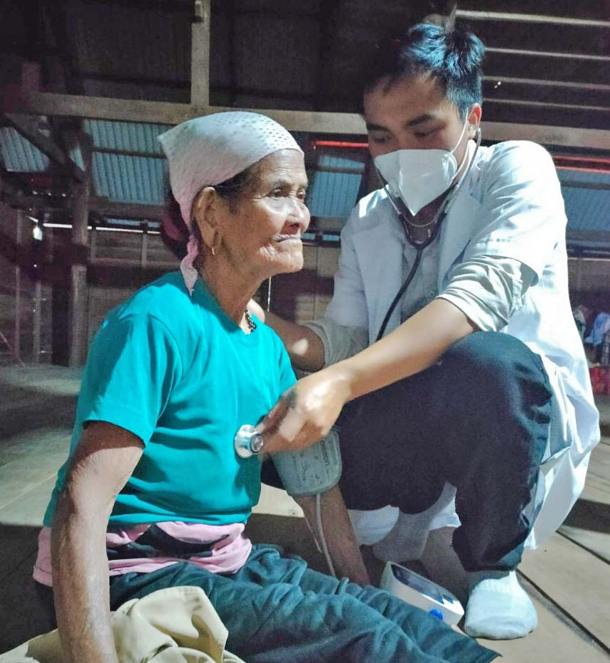 Nhân viên y tế đến tận nhà để khám sàng lọc và tiêm vắc xin cho những người lớn tuổi. Ảnh: Lê Văn Ngọc