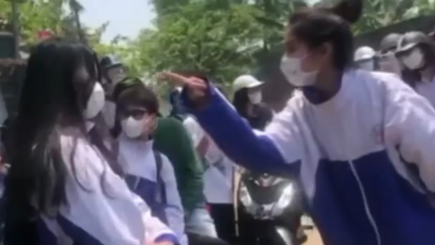 Nữ sinh A. bị bạn cùng trang lứa chửi bới. Ảnh cắt Từ Clip Nữ sinh A. bị bạn cùng trang lứa chửi bới. Ảnh cắt Từ Clip