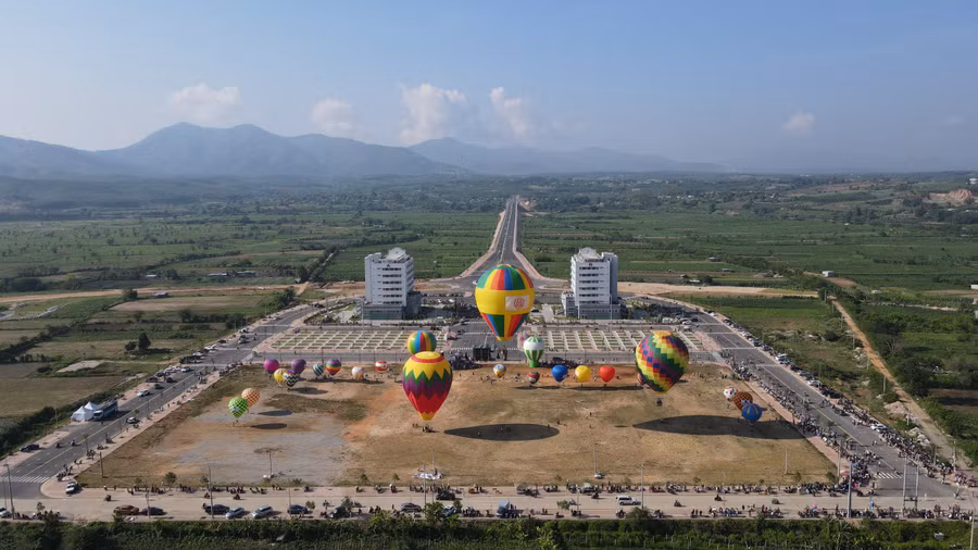 Những quả khinh khí cầu tung bay trên khu đất trống tạo cảm giác thích thú cho người xem