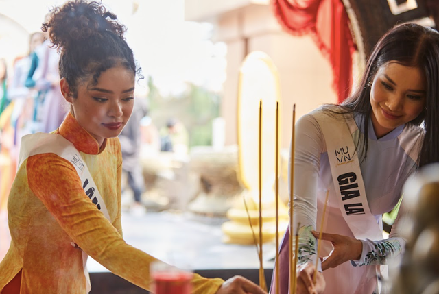  Các thí sinh dâng hương tưởng niệm các vua Hùng tại Đền thờ Quốc Tổ Hùng Vương ở TP.HCM.