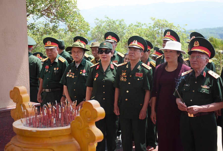 Trung tướng Khuất Duy Tiến (bìa phải) và cán bộ Ban Liên lạc truyền thống Đại đoàn Đồng Bằng-Sư đoàn 320 thắp nén hương tri ân tại Bia di tích Chiến thắng Chư Nghé. Ảnh: Phương Duyên Trung tướng Khuất Duy Tiến (bìa phải) và cán bộ Ban Liên lạc truyền thống Đại đoàn Đồng Bằng-Sư đoàn 320 thắp nén hương tri ân tại Bia di tích Chiến thắng Chư Nghé. Ảnh: Phương Duyên