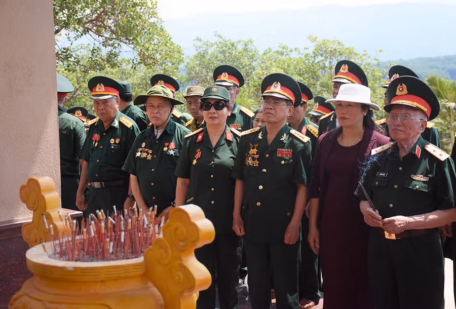  Trung tướng Khuất Duy Tiến (bìa phải) và cán bộ Ban Liên lạc truyền thống Đại đoàn Đồng Bằng-Sư đoàn 320 thắp nén hương tri ân tại Bia di tích Chiến thắng Chư Nghé. Ảnh: Phương Duyên