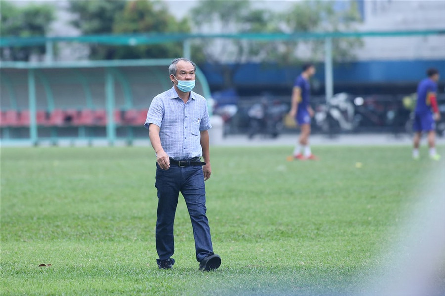 Sau khi trò chuyện cùng ban huấn luyện, bầu Đức nhanh chóng ra về. Sau khi trò chuyện cùng ban huấn luyện, bầu Đức nhanh chóng ra về.